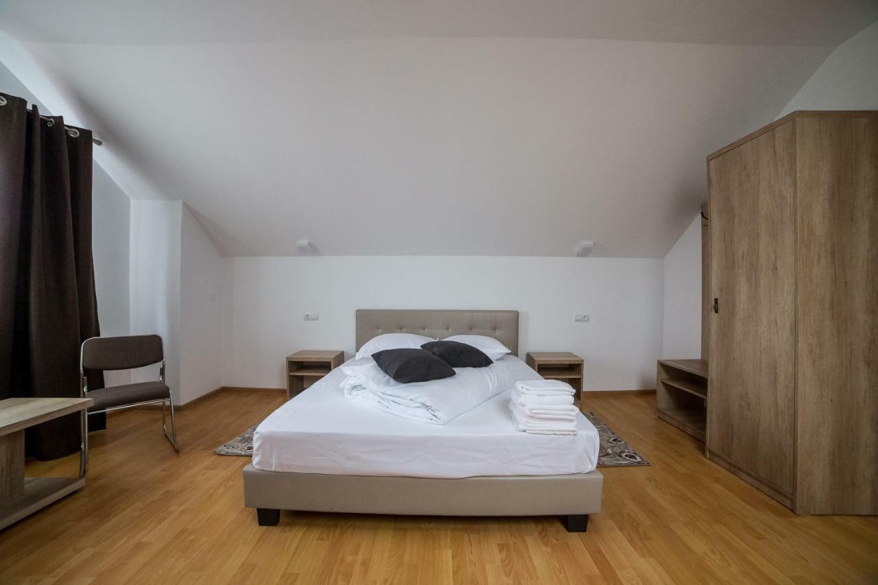 Casa Burduhos 호텔 큼홀룸그몰도베네스크 외부 사진